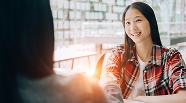 Une étudiante serre la main du recruteur et décroche son contrat en alternance