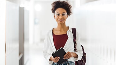Jeune femme expérimentée prete à valoriser son expérience dans son CV