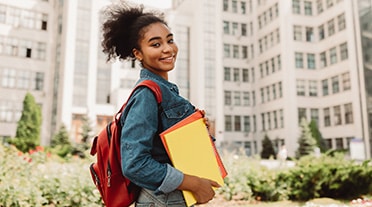 Jeunes étudiantes très sereine grâce à son CFA hors murs AFi24