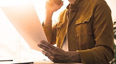 un employeur lisant une lettre de motivation intéressante appel l'intéressé