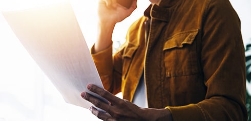 un employeur lisant une lettre de motivation intéressante appel l'intéressé