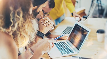 plusieurs chargées de mission concentrés sur l'accompagnement d'un futur apprentis dans les sciences