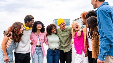 groupes de jeunes tous très différents étudiants dans divers secteurs des sciences en alternance
