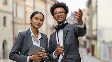 2 jeunes très bien habillé pour aller passer leur entretien d'embauche