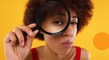 jeune femme qui cherche une formation à la loupe sur mon master