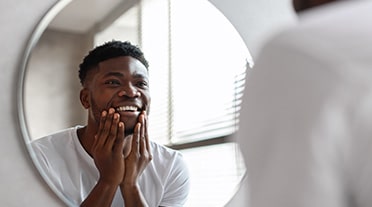 Jeune homme se regardant dans le miroir pour réfléchir a ses point fort