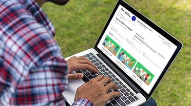 Jeune homme qui surf sur la plateforme mon master