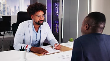 Un jeun passant un entretien d'embauche dans une entreprise scientifique