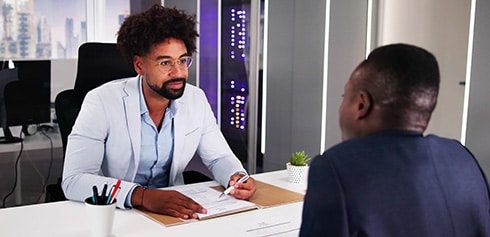 Un jeun passant un entretien d'embauche dans une entreprise scientifique